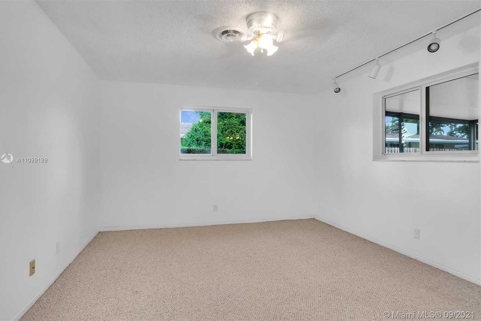 Small Image of 4916 BUCHANAN ST, Hollywood Number 28