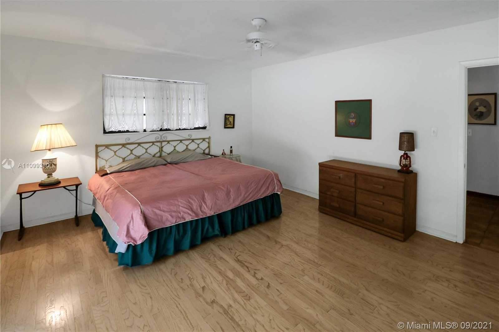 Small Image of 10045 SOUTH WEST 136TH ST, Miami Number 11