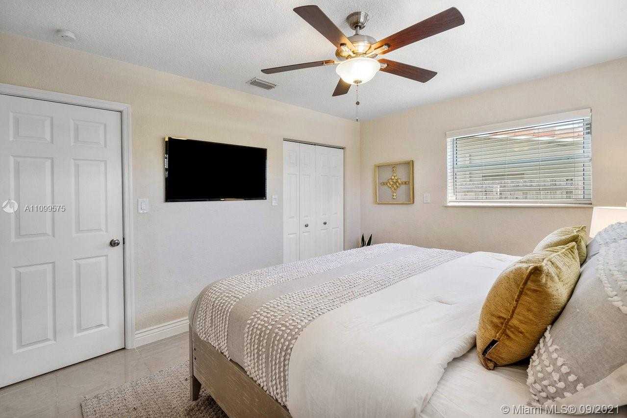 Small Image of 1944 NORTH EAST 26TH DR, Wilton Manors Number 15