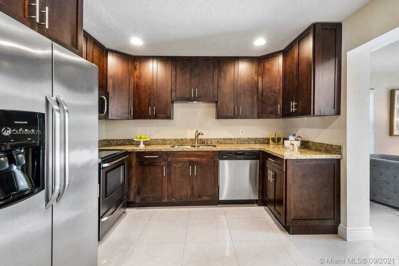 Small Image of 1944 NORTH EAST 26TH DR, Wilton Manors Number 6