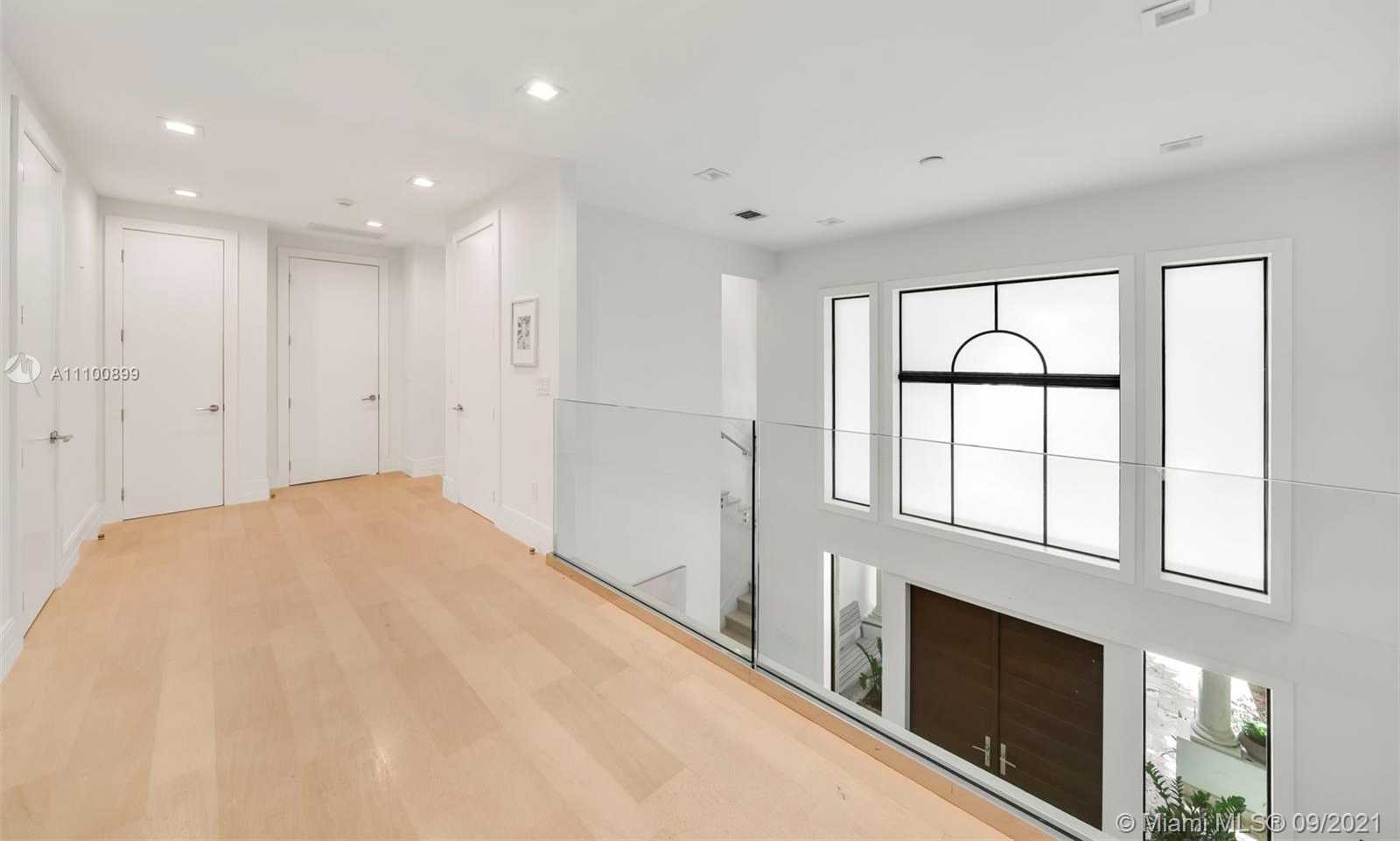 Small Image of 9725 BROADVIEW TER, Bay Harbor Islands Number 19