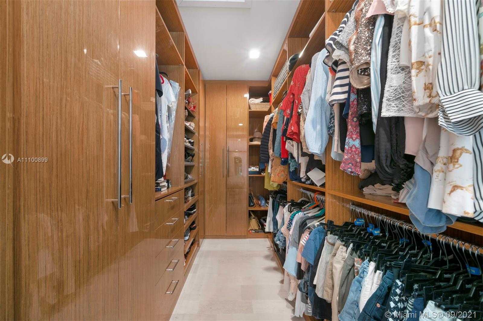 Small Image of 9725 BROADVIEW TER, Bay Harbor Islands Number 24