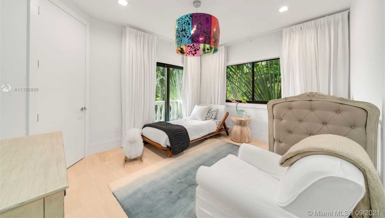 Small Image of 9725 BROADVIEW TER, Bay Harbor Islands Number 29
