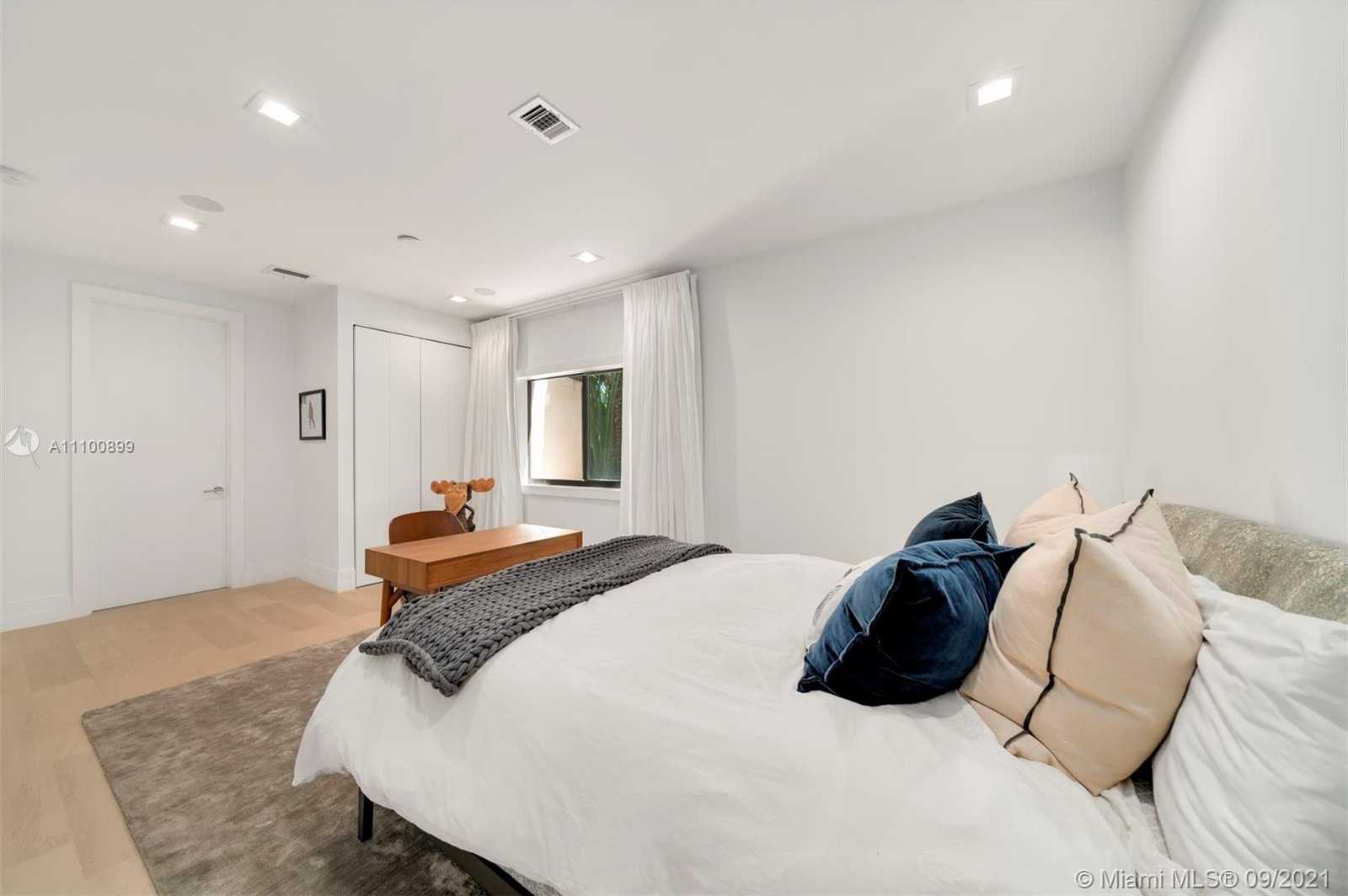 Small Image of 9725 BROADVIEW TER, Bay Harbor Islands Number 31