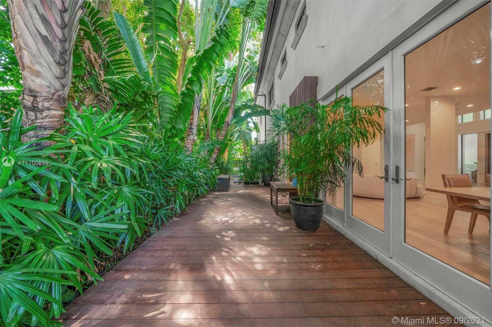 Small Image of 9725 BROADVIEW TER, Bay Harbor Islands Number 45