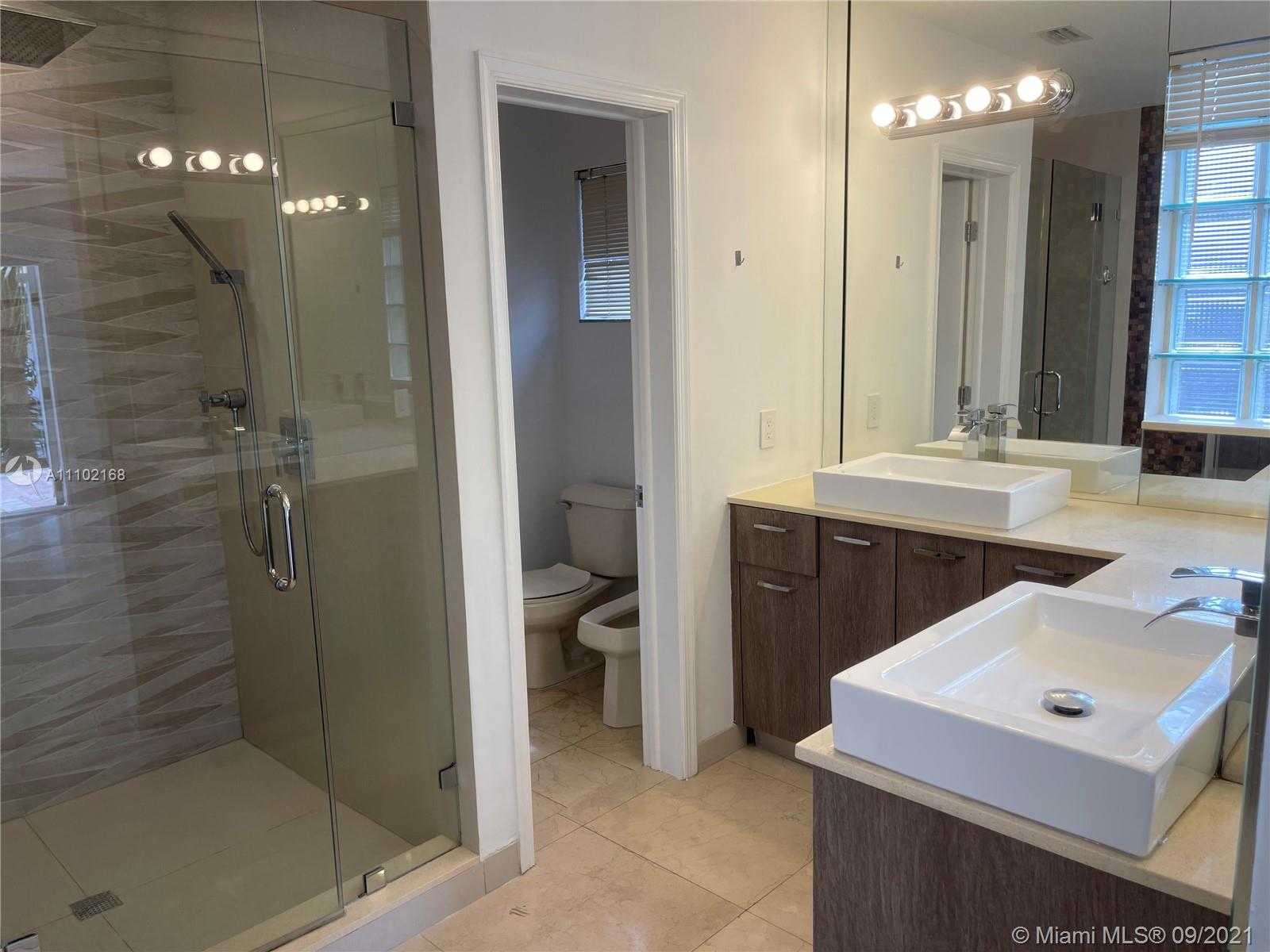 Small Image of 2050 NORTH EAST 120TH RD, North Miami Number 21