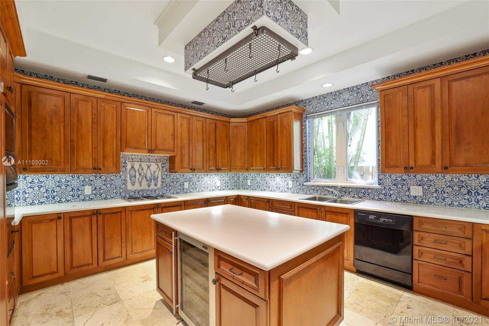Small Image of 7260 ERWIN ROAD, Miami Number 5