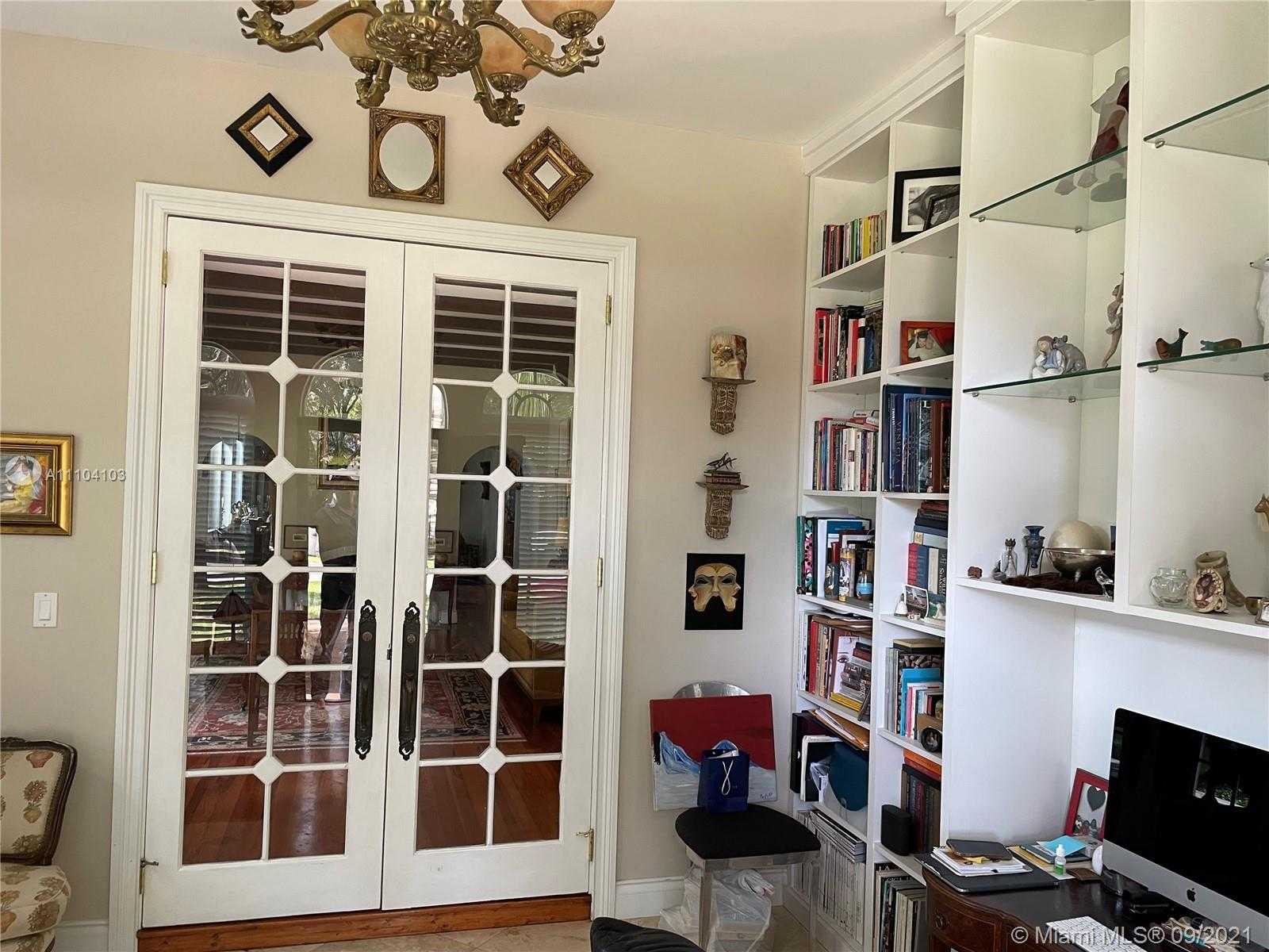 Small Image of 1043 OBISPO AVE, Coral Gables Number 9