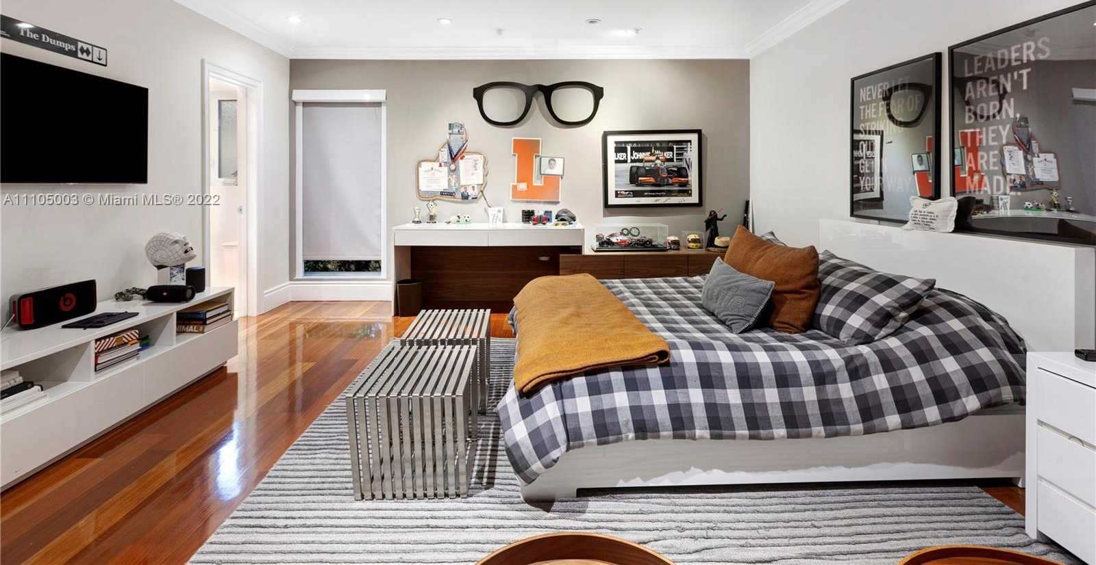 Small Image of 5724 RIVIERA DR, Coral Gables Number 14