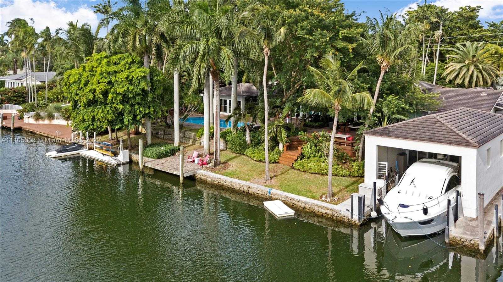 Small Image of 5724 RIVIERA DR, Coral Gables Number 2