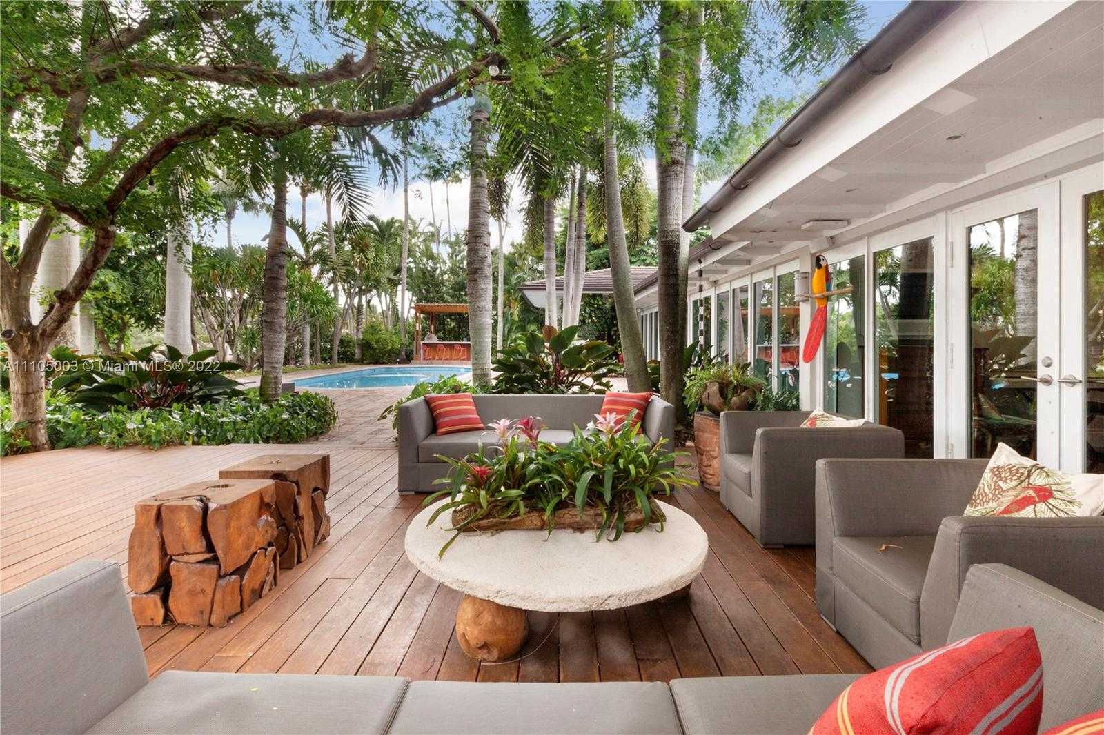 Small Image of 5724 RIVIERA DR, Coral Gables Number 3