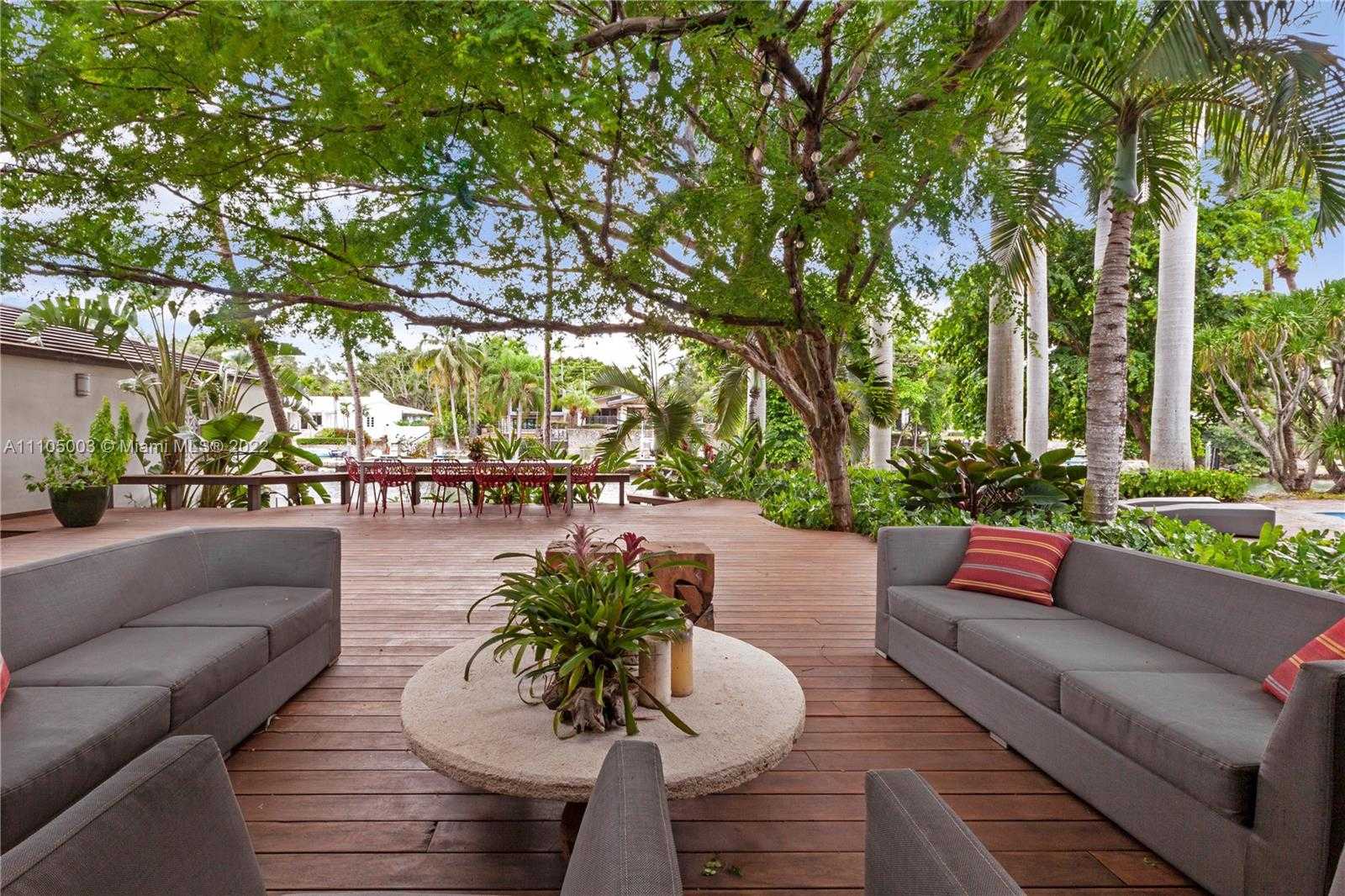 Small Image of 5724 RIVIERA DR, Coral Gables Number 4