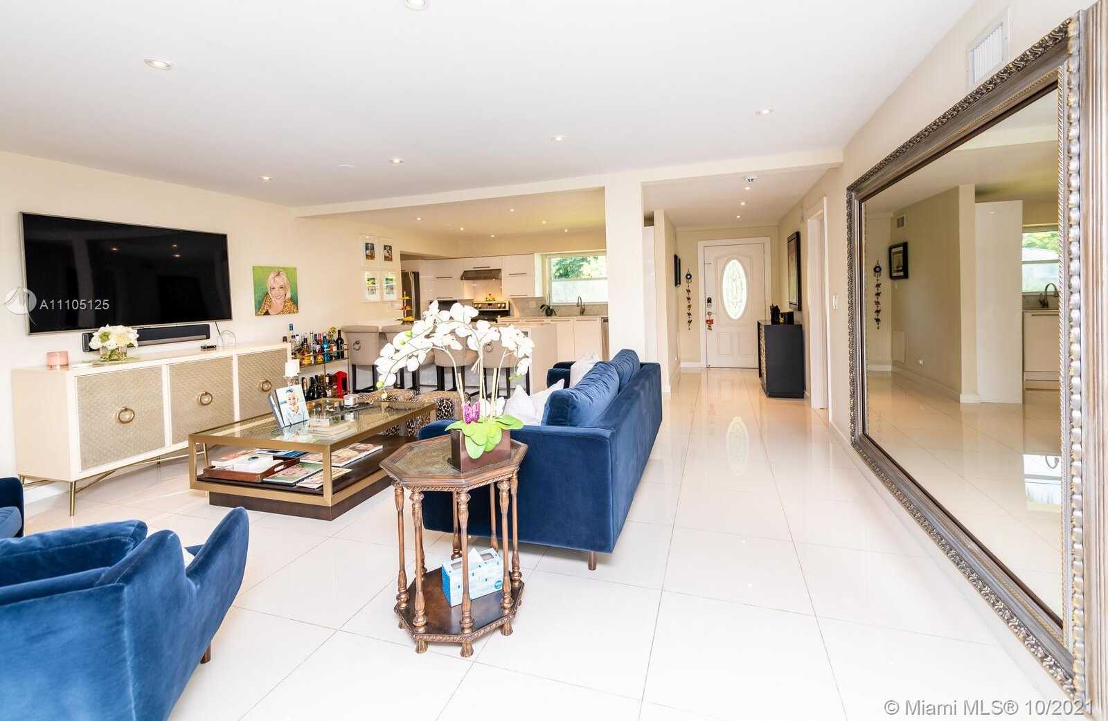 Small Image of 1850 ALAMANDA DR, North Miami Number 10