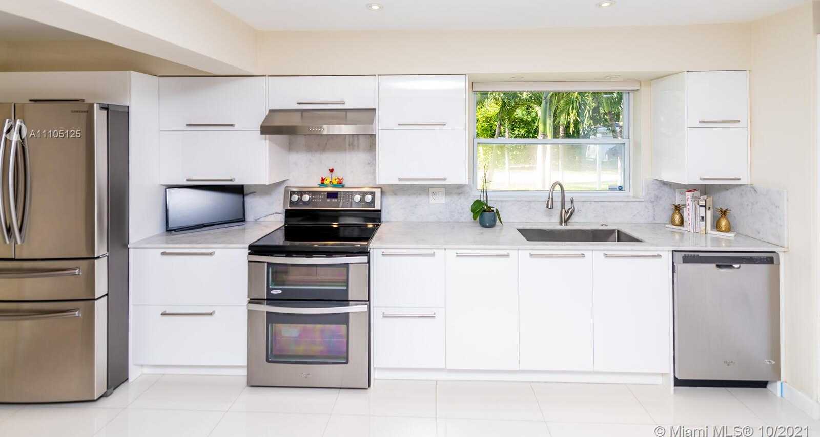 Small Image of 1850 ALAMANDA DR, North Miami Number 15