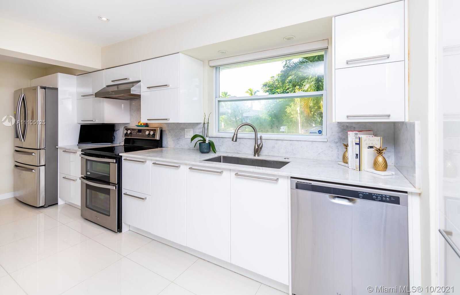 Small Image of 1850 ALAMANDA DR, North Miami Number 16
