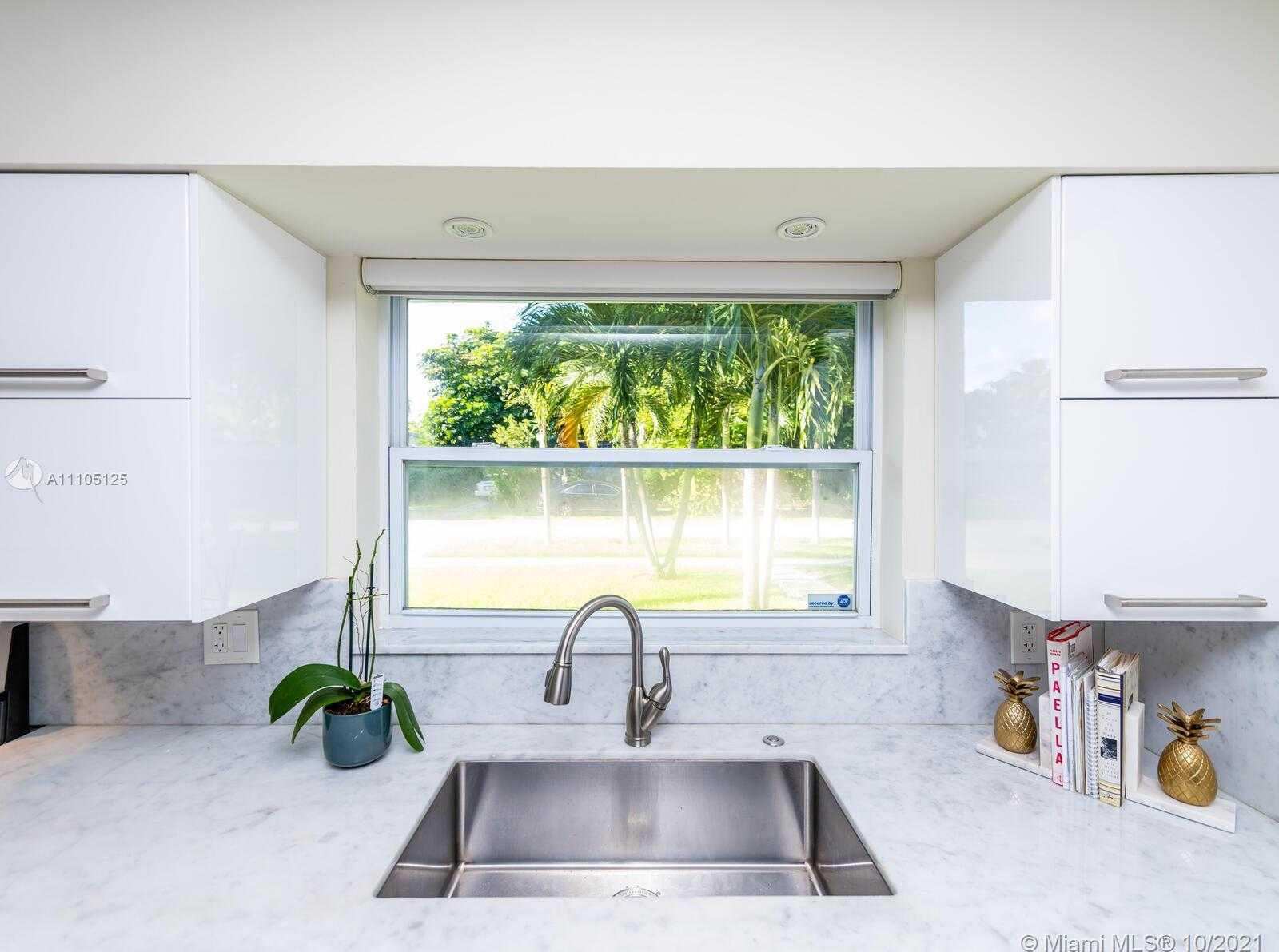 Small Image of 1850 ALAMANDA DR, North Miami Number 17