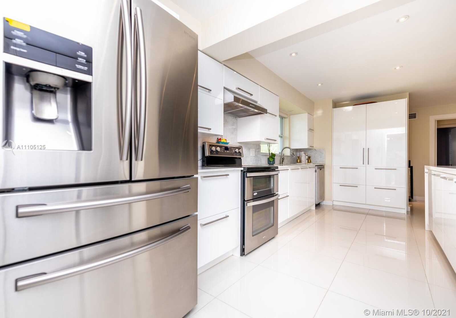 Small Image of 1850 ALAMANDA DR, North Miami Number 19
