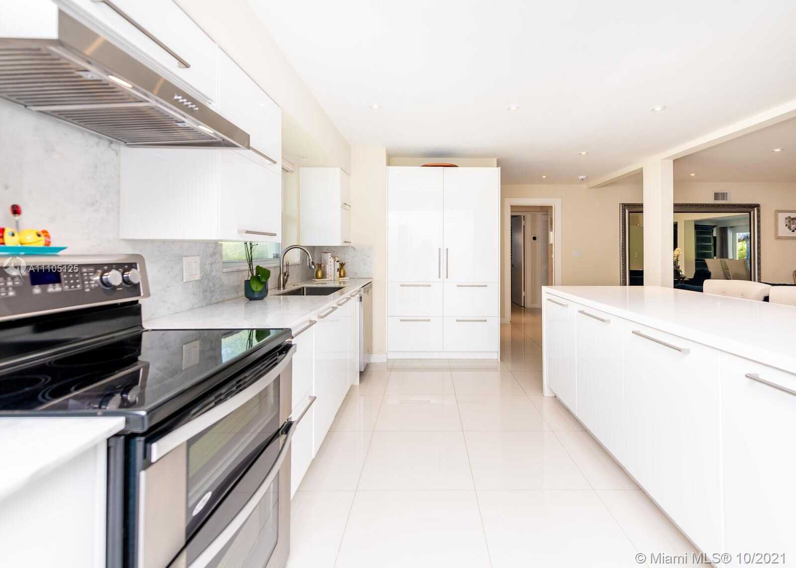 Small Image of 1850 ALAMANDA DR, North Miami Number 20