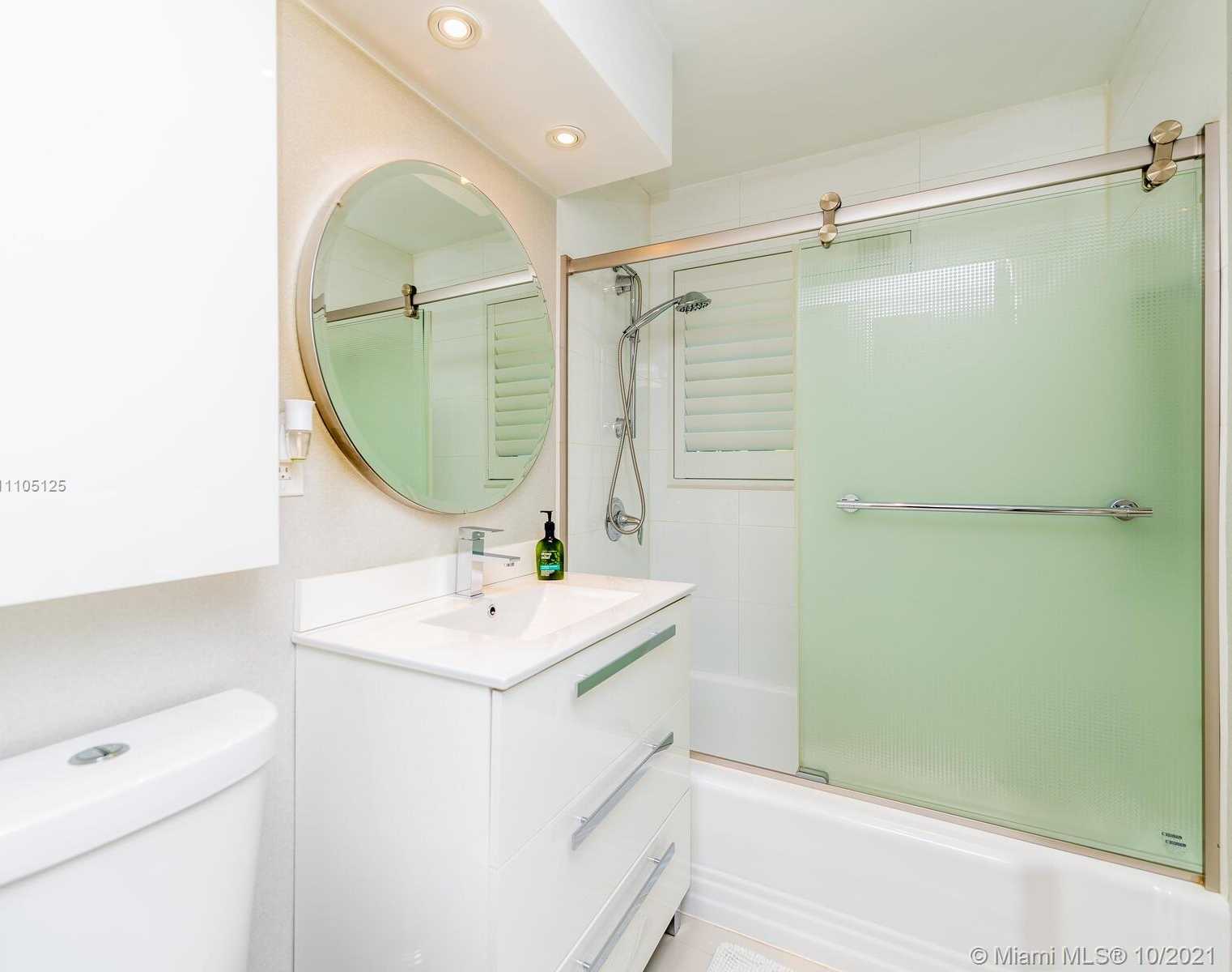 Small Image of 1850 ALAMANDA DR, North Miami Number 23