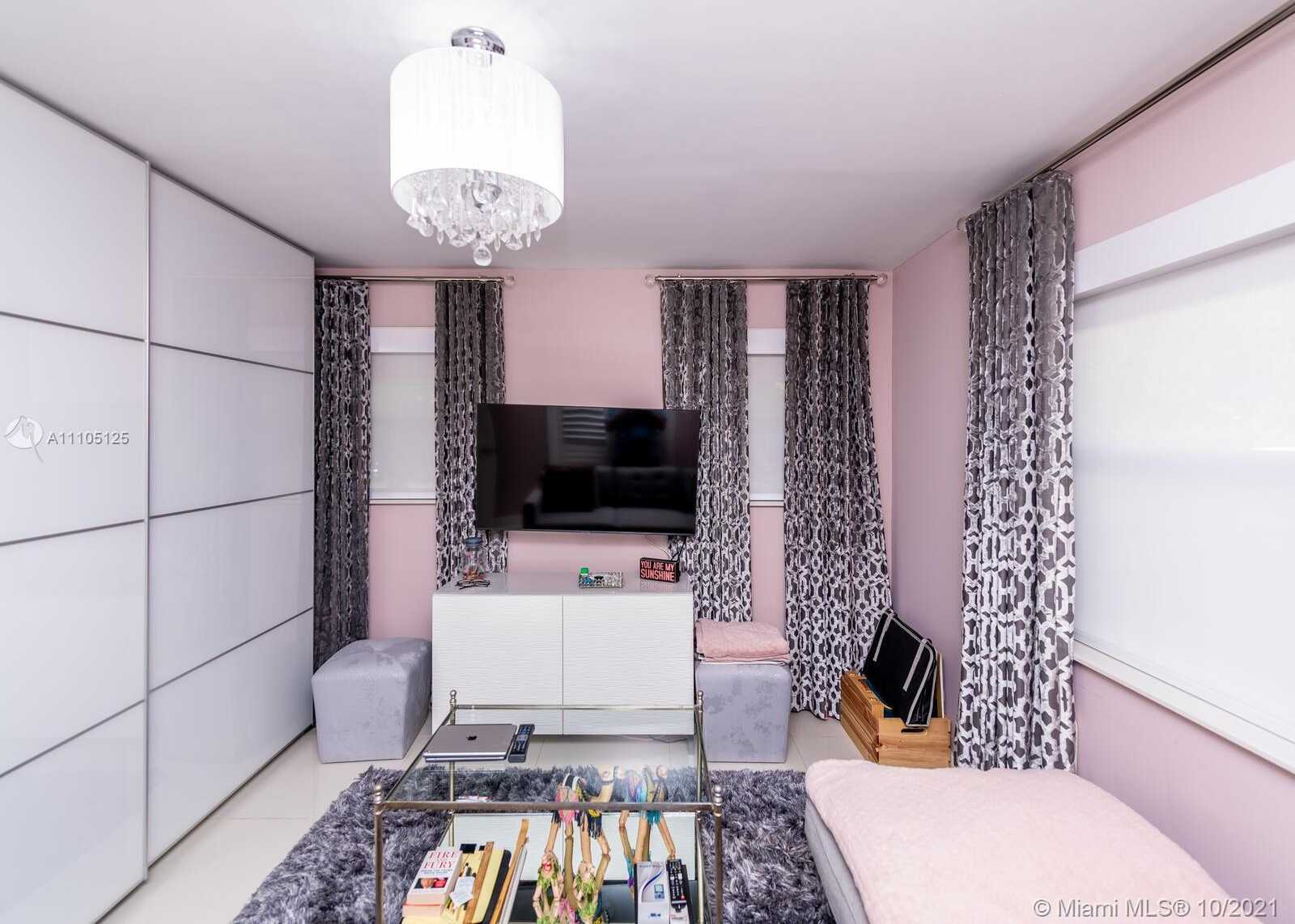 Small Image of 1850 ALAMANDA DR, North Miami Number 25