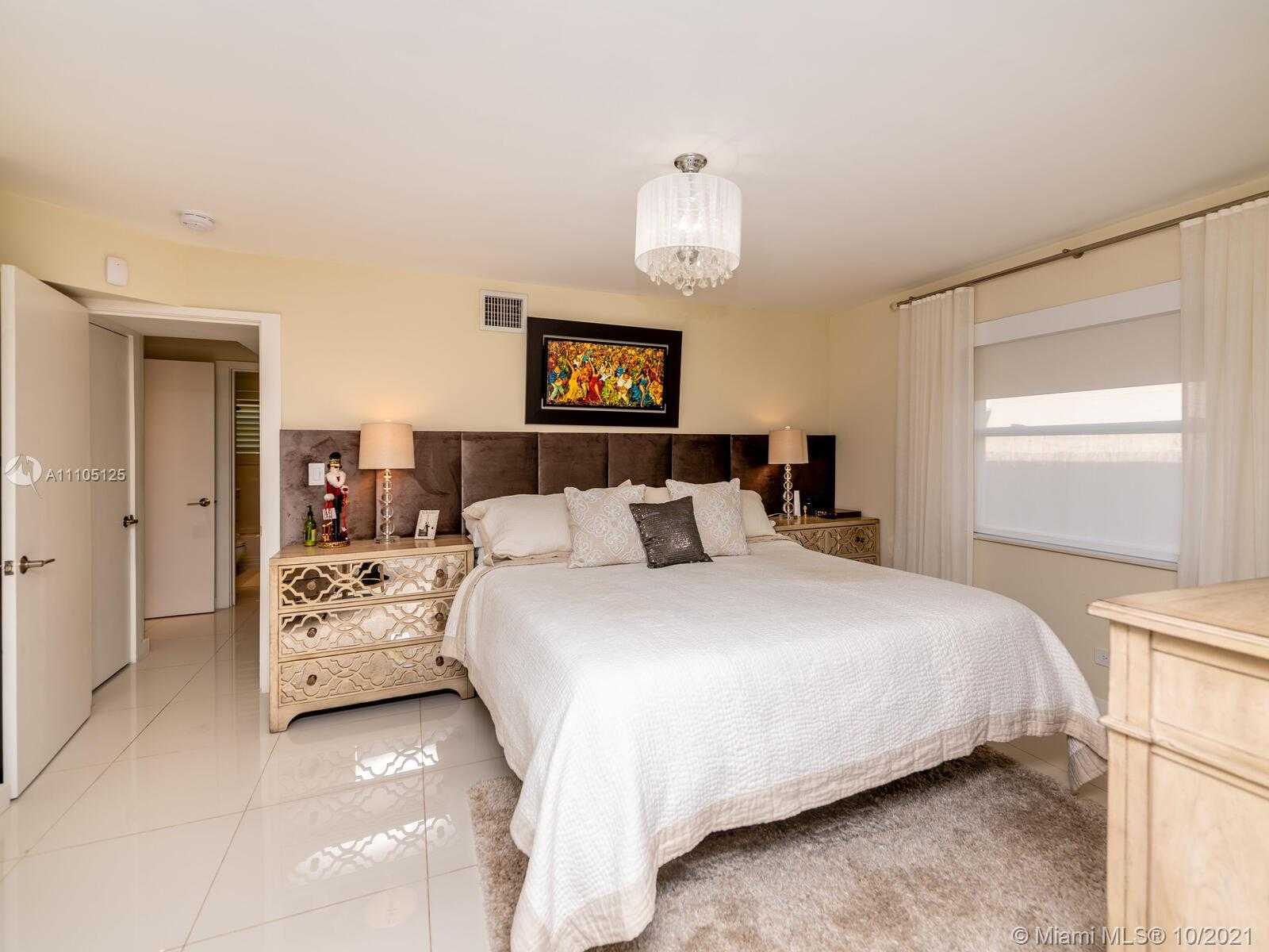 Small Image of 1850 ALAMANDA DR, North Miami Number 26