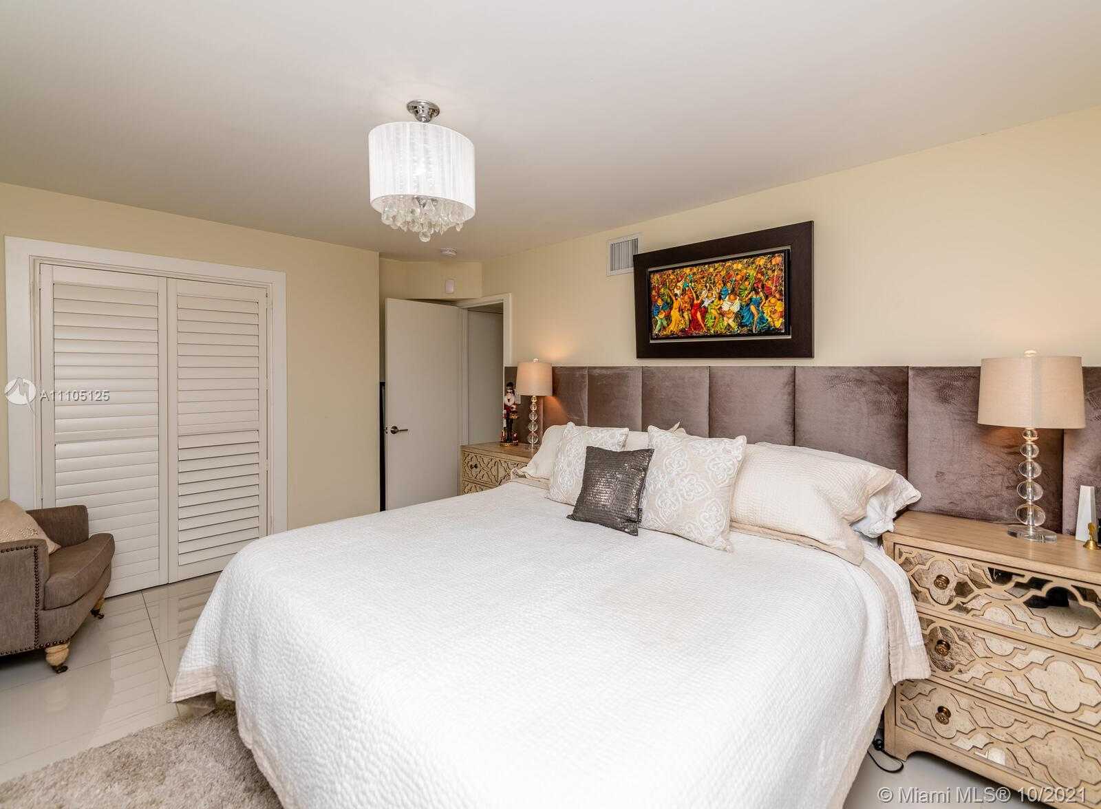 Small Image of 1850 ALAMANDA DR, North Miami Number 27