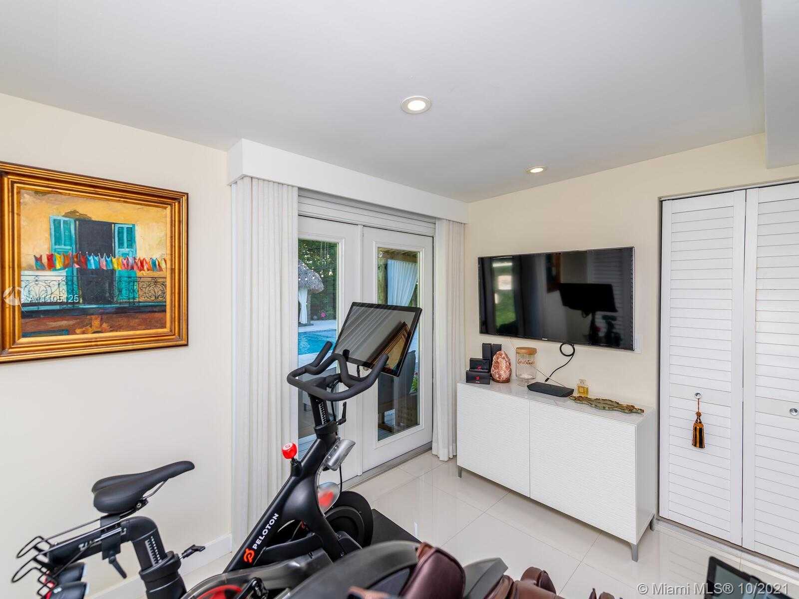 Small Image of 1850 ALAMANDA DR, North Miami Number 29