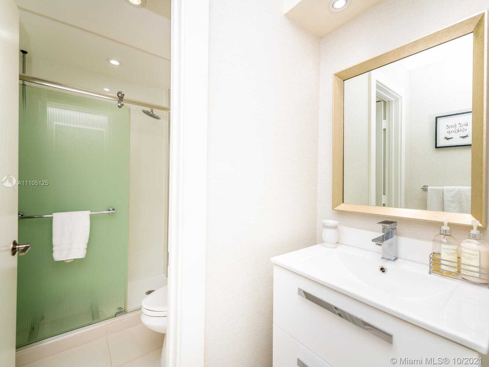 Small Image of 1850 ALAMANDA DR, North Miami Number 30