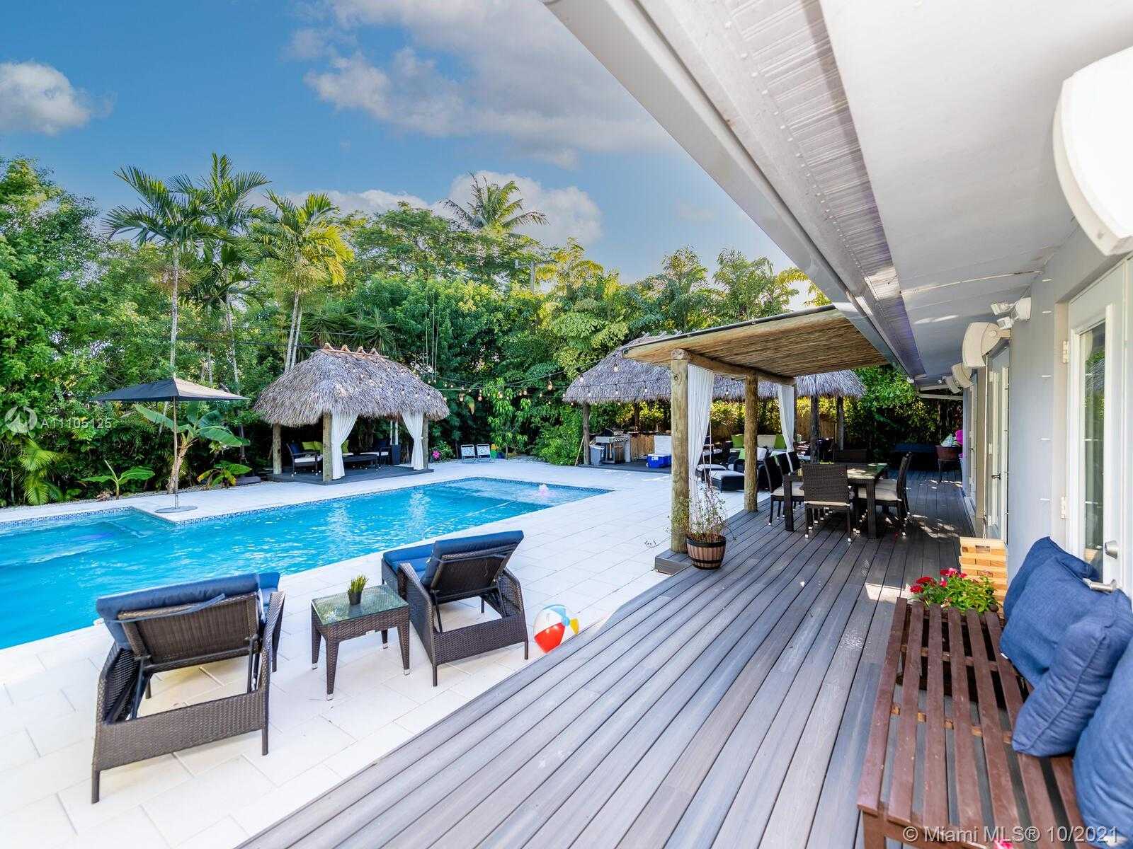 Small Image of 1850 ALAMANDA DR, North Miami Number 34