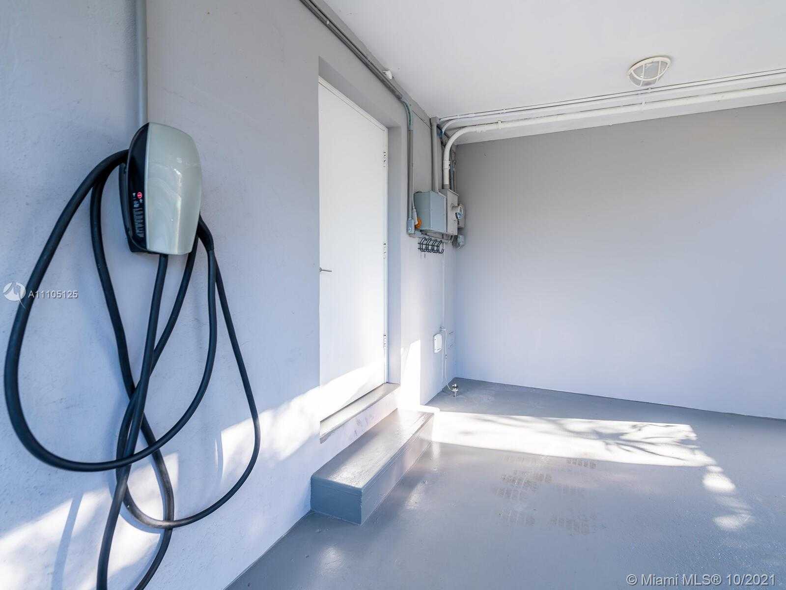 Small Image of 1850 ALAMANDA DR, North Miami Number 4