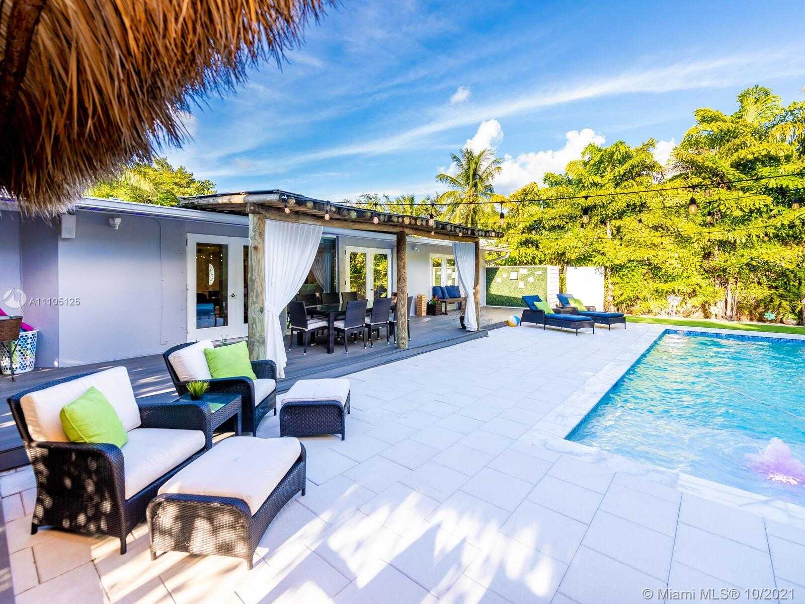 Small Image of 1850 ALAMANDA DR, North Miami Number 50