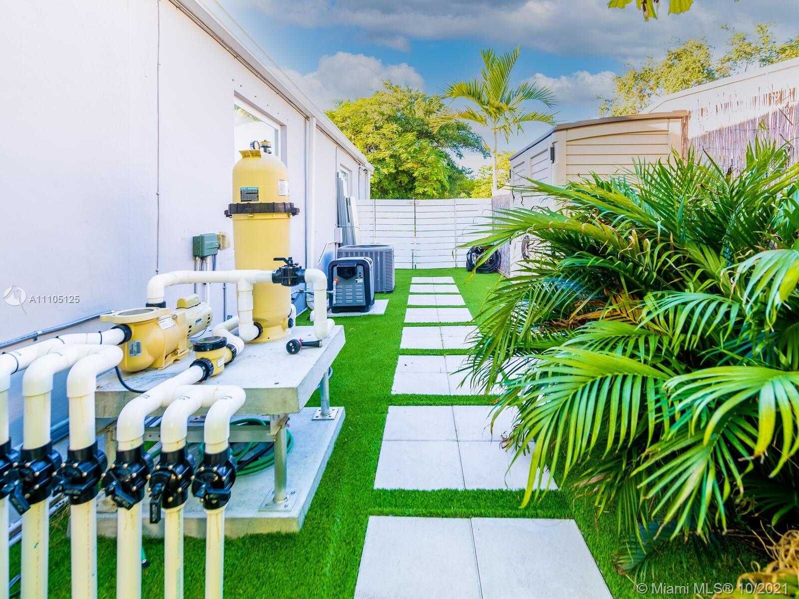 Small Image of 1850 ALAMANDA DR, North Miami Number 53
