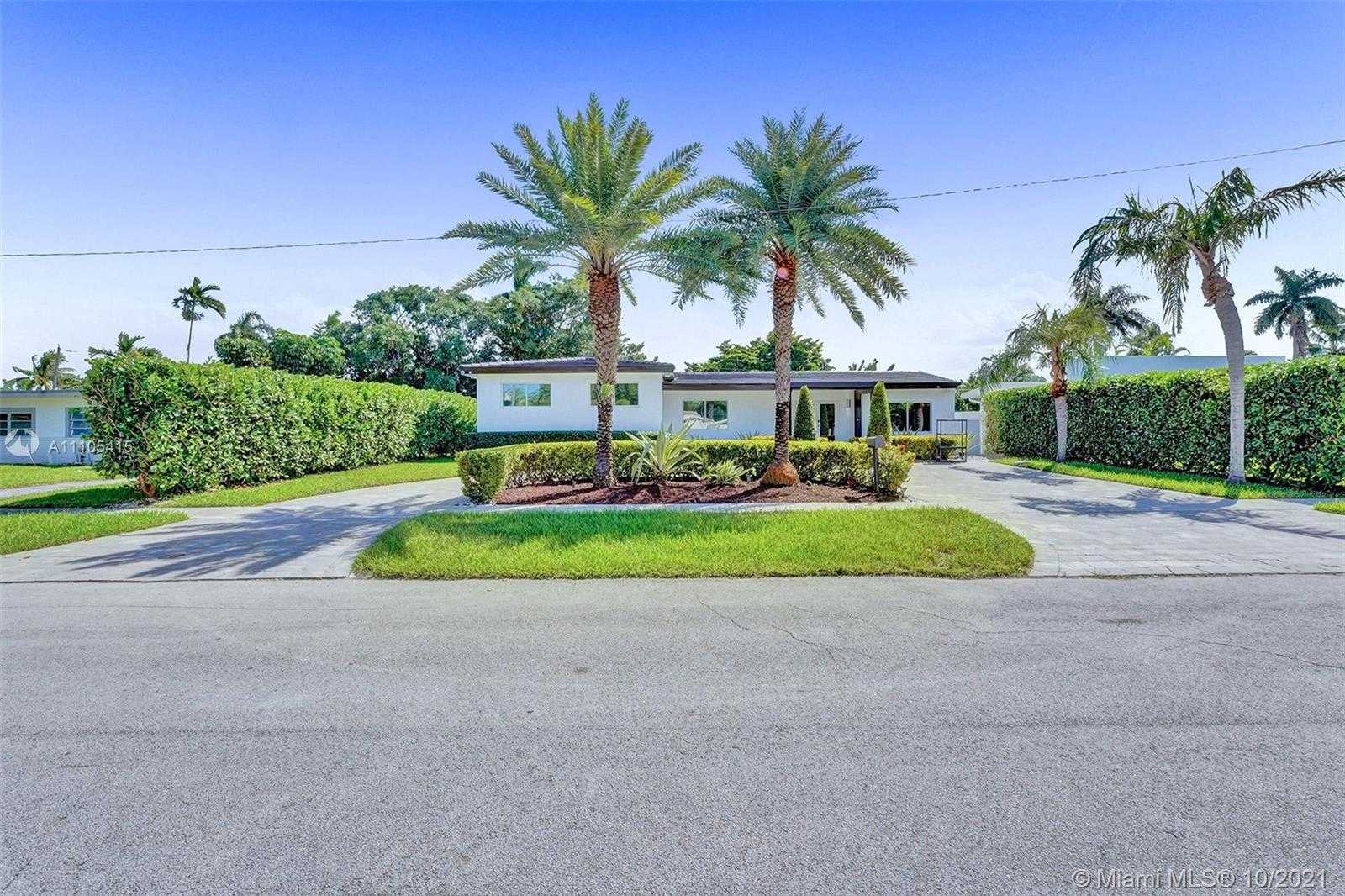 Small Image of 2140 ALAMANDA DR, North Miami Number 10