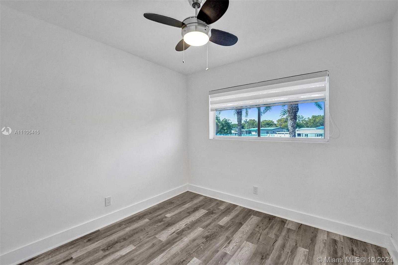 Small Image of 2140 ALAMANDA DR, North Miami Number 13