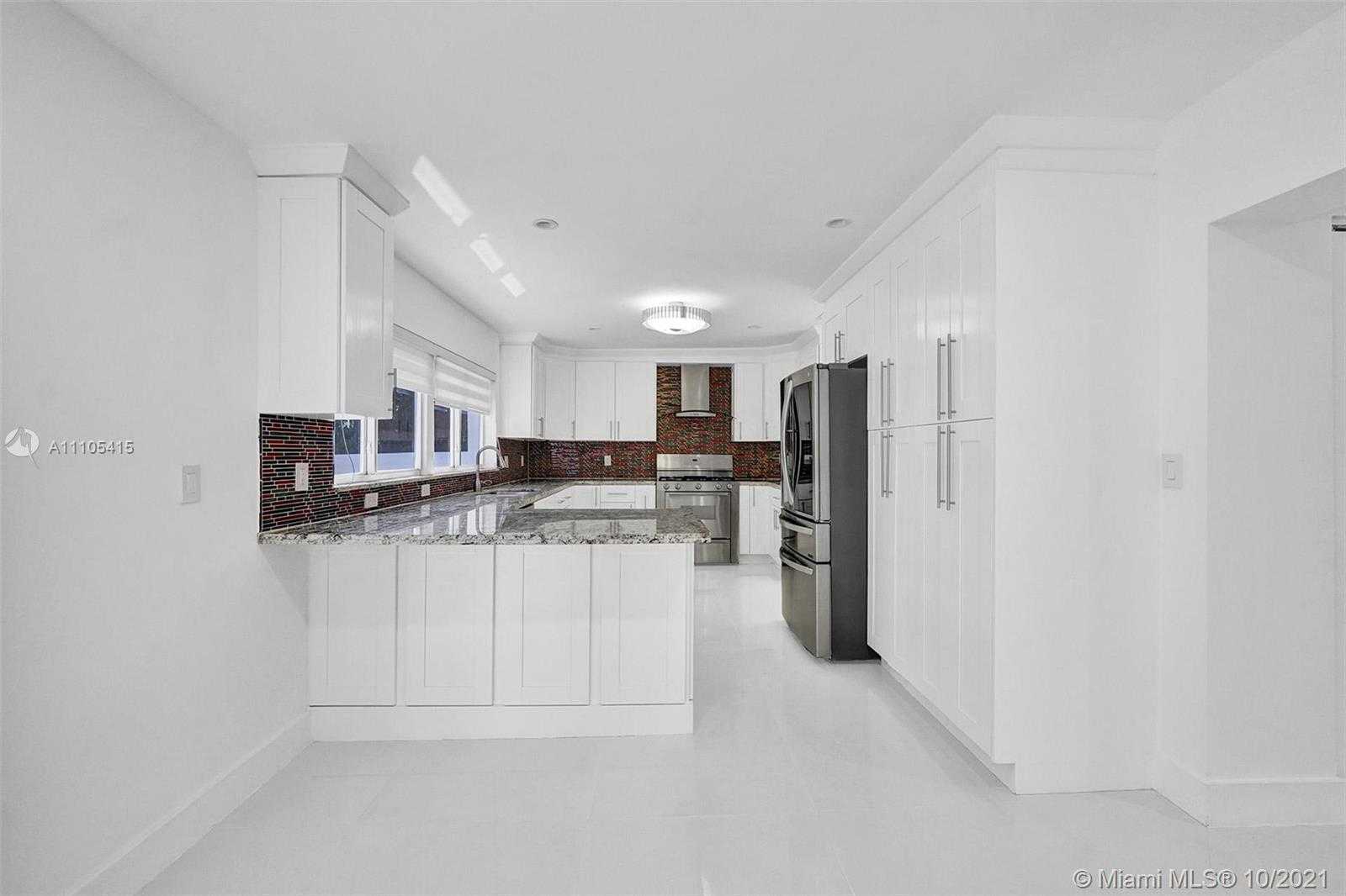 Small Image of 2140 ALAMANDA DR, North Miami Number 14