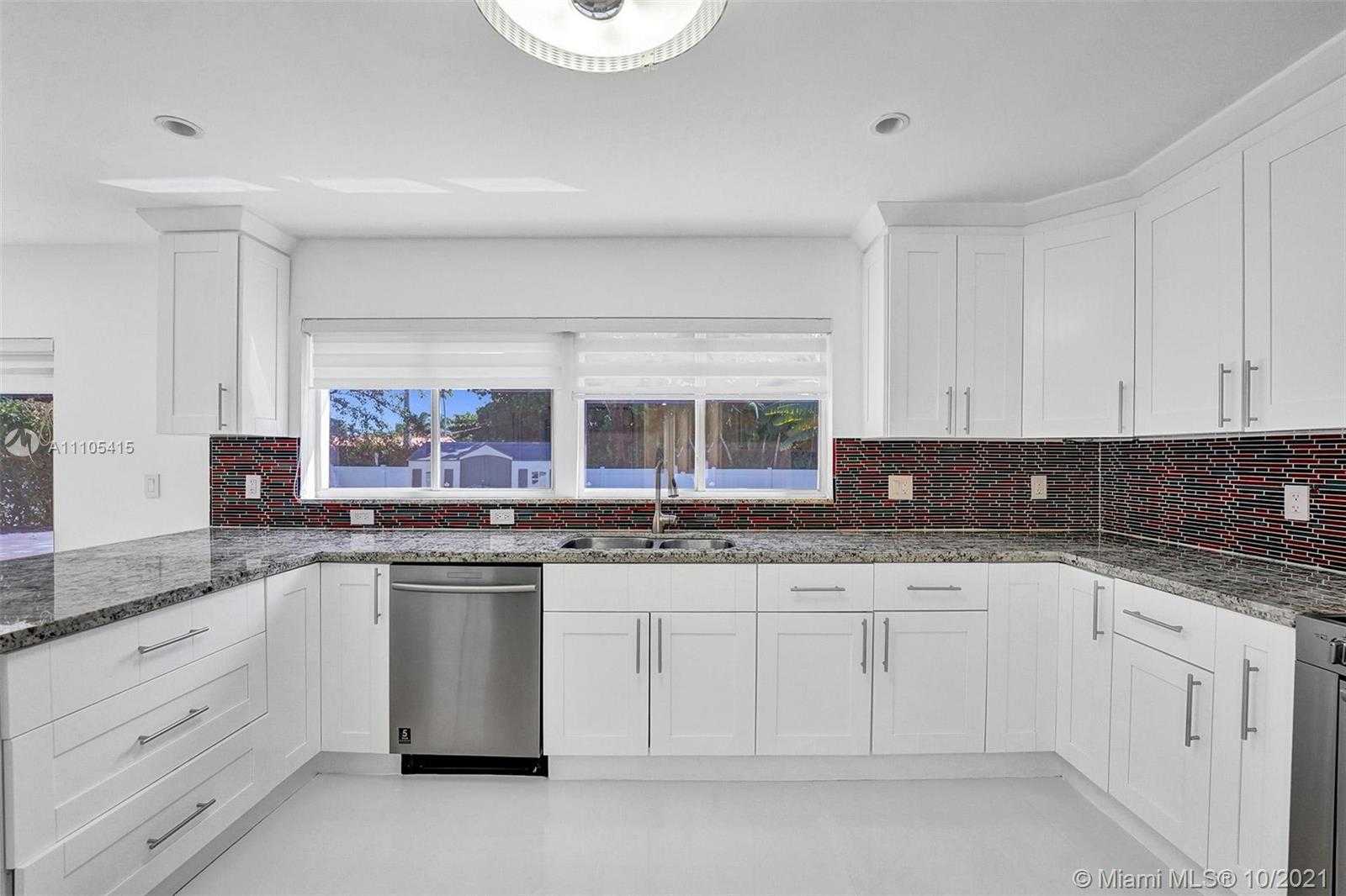 Small Image of 2140 ALAMANDA DR, North Miami Number 15