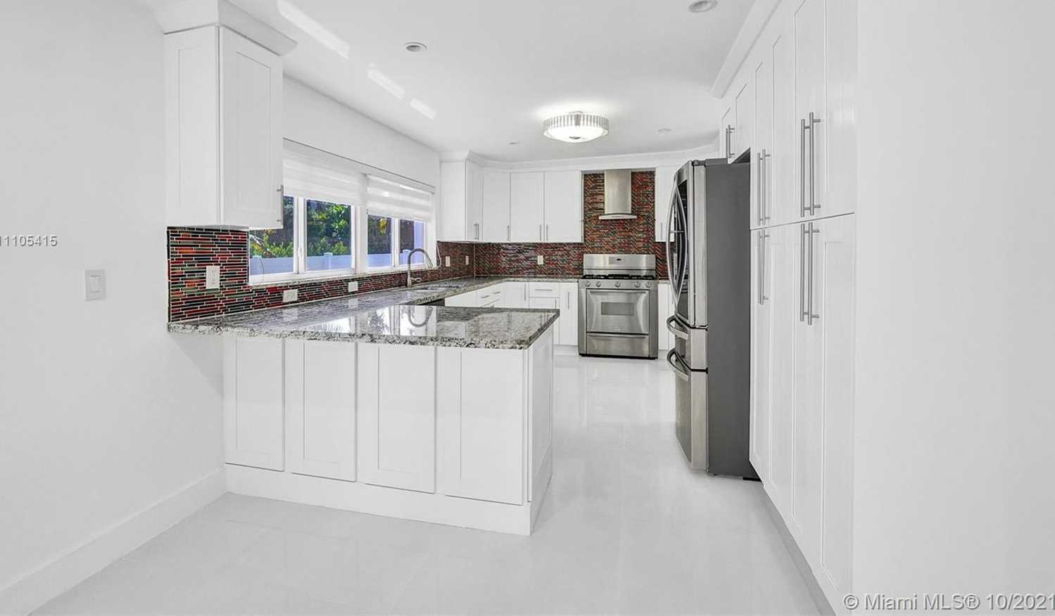 Small Image of 2140 ALAMANDA DR, North Miami Number 16