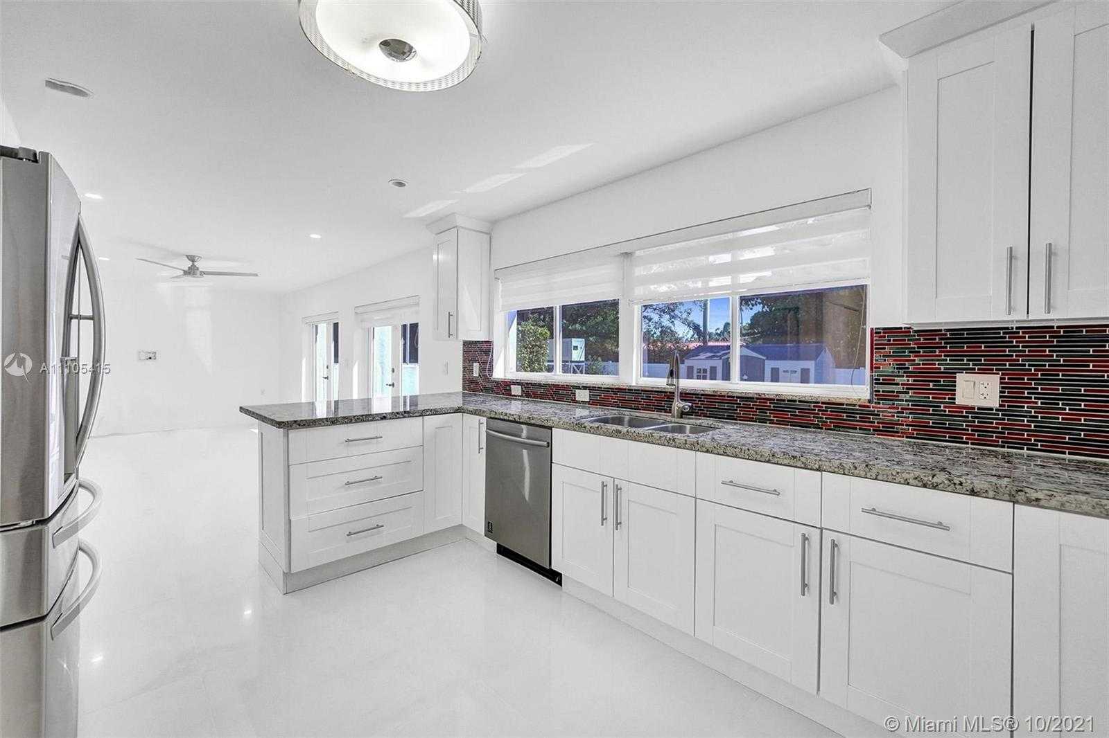 Small Image of 2140 ALAMANDA DR, North Miami Number 17