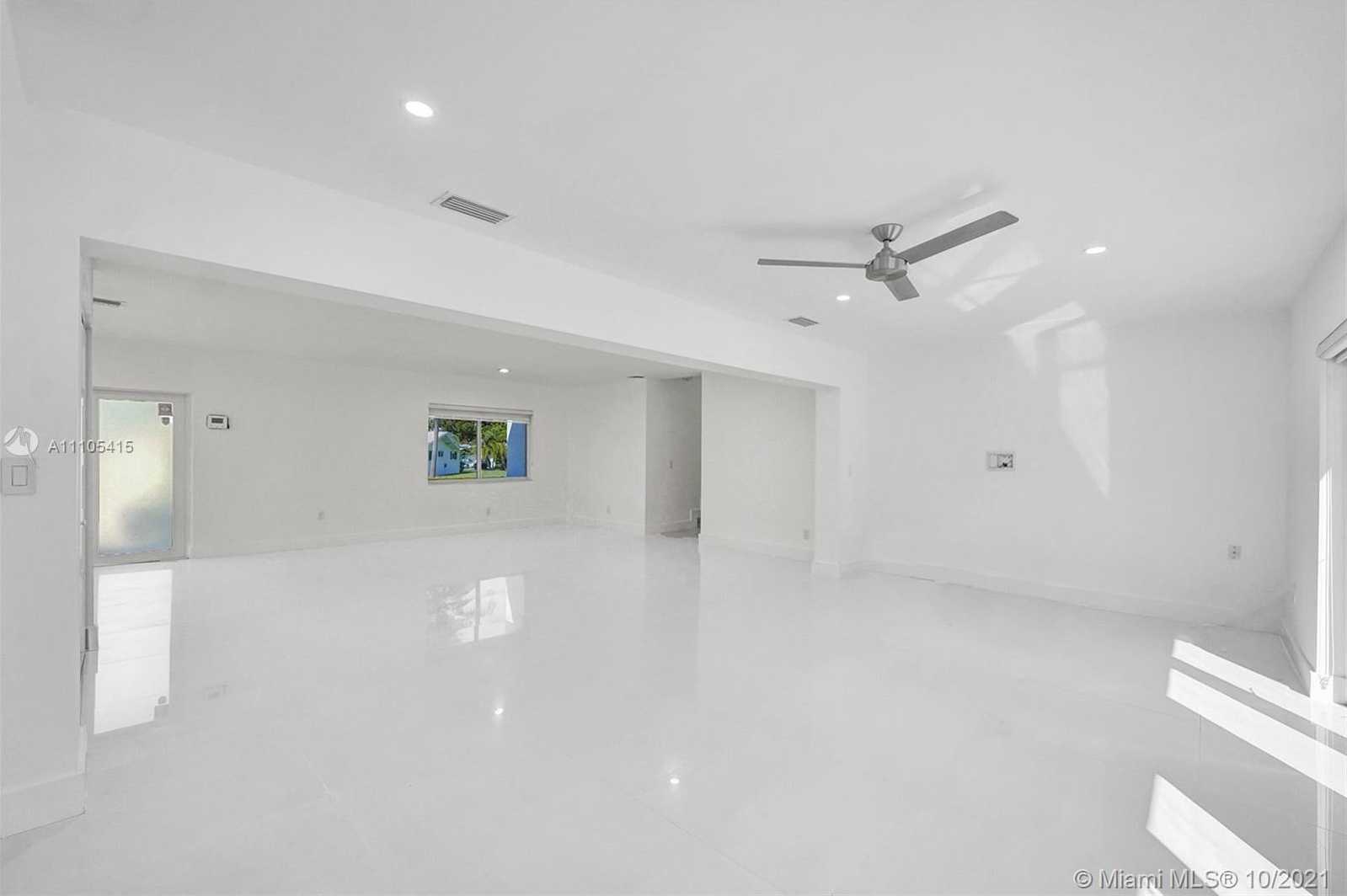 Small Image of 2140 ALAMANDA DR, North Miami Number 19