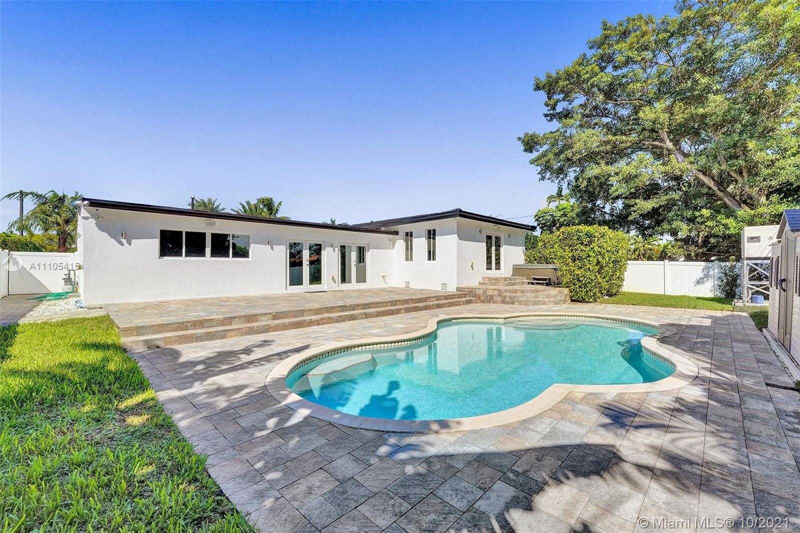 Small Image of 2140 ALAMANDA DR, North Miami Number 2