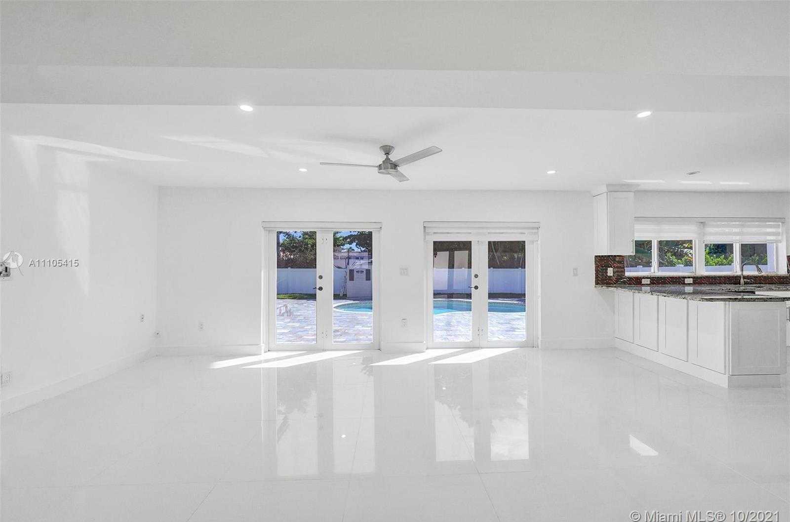Small Image of 2140 ALAMANDA DR, North Miami Number 20
