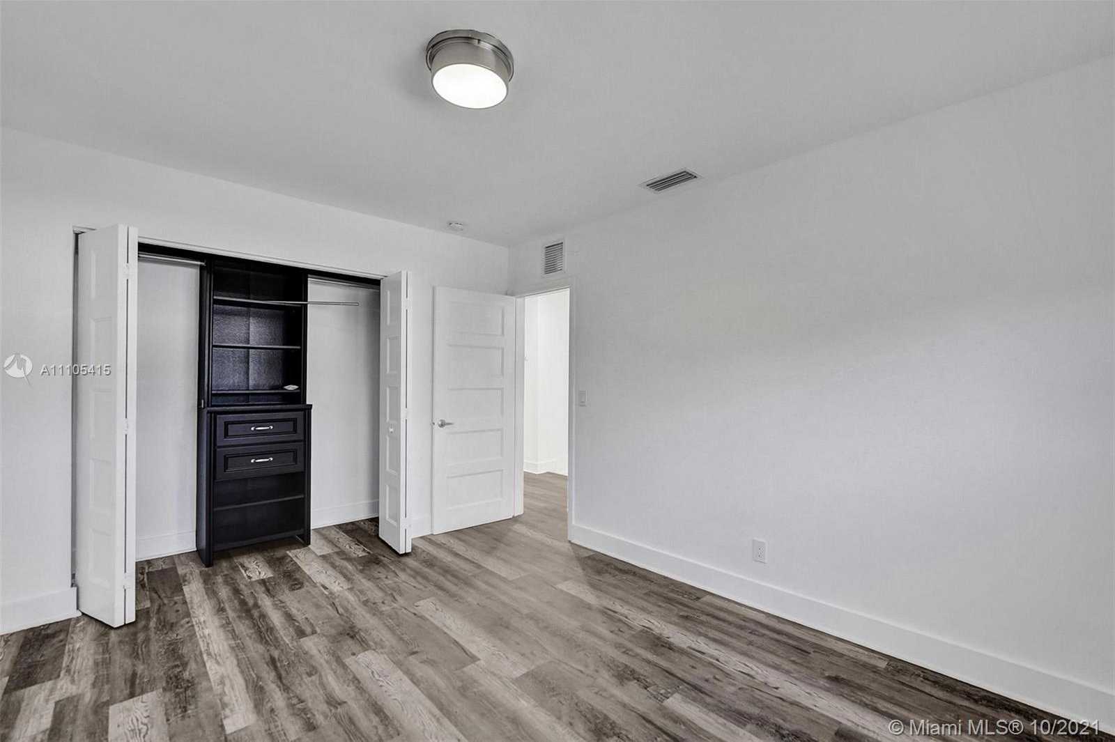 Small Image of 2140 ALAMANDA DR, North Miami Number 21