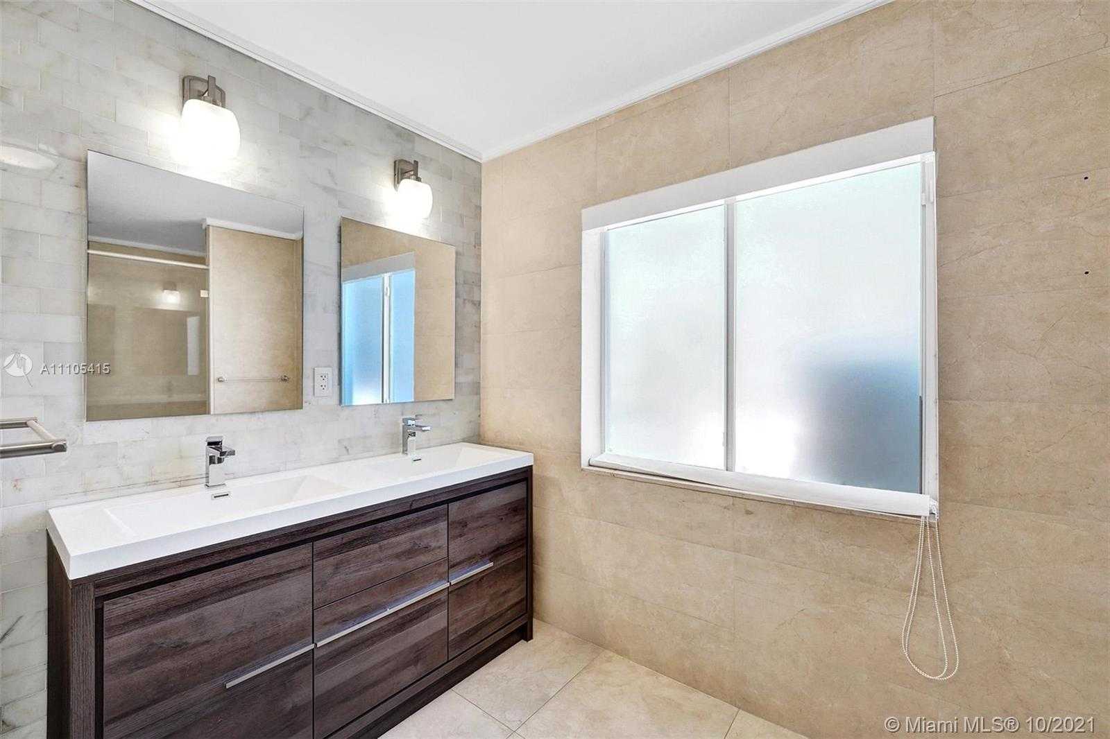 Small Image of 2140 ALAMANDA DR, North Miami Number 24