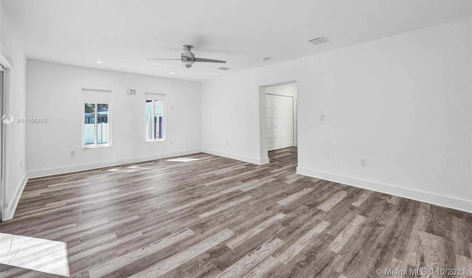 Small Image of 2140 ALAMANDA DR, North Miami Number 26
