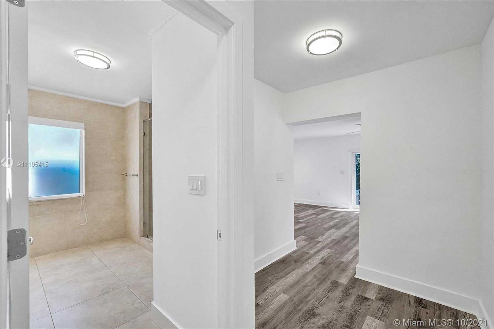Small Image of 2140 ALAMANDA DR, North Miami Number 28