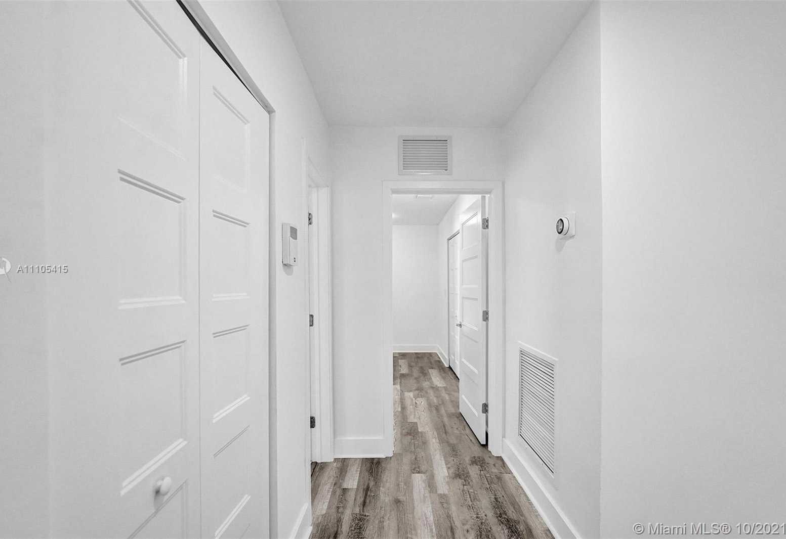 Small Image of 2140 ALAMANDA DR, North Miami Number 29