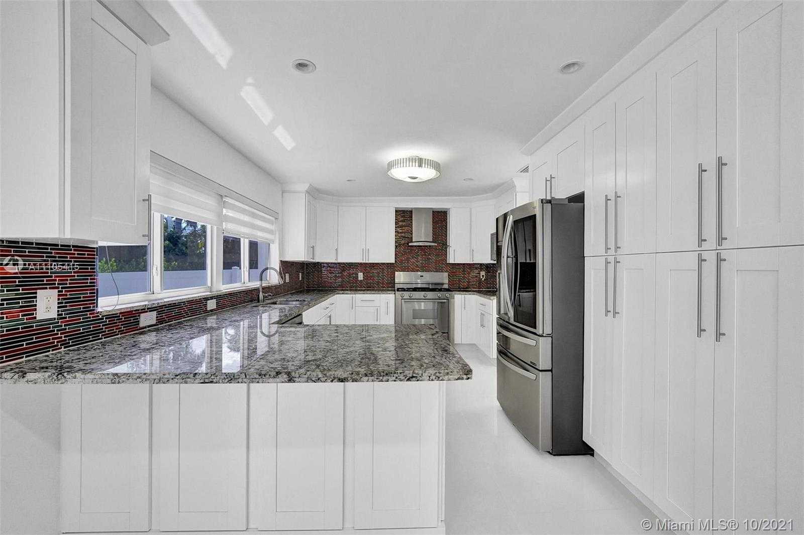 Small Image of 2140 ALAMANDA DR, North Miami Number 3