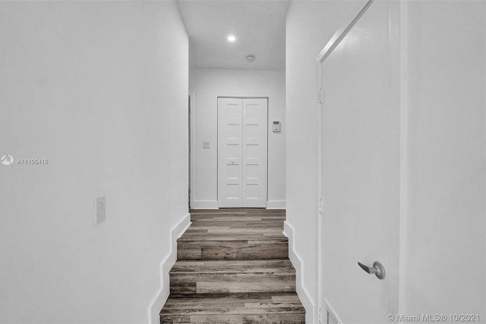 Small Image of 2140 ALAMANDA DR, North Miami Number 30