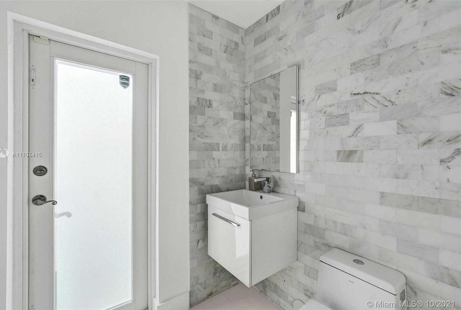 Small Image of 2140 ALAMANDA DR, North Miami Number 31