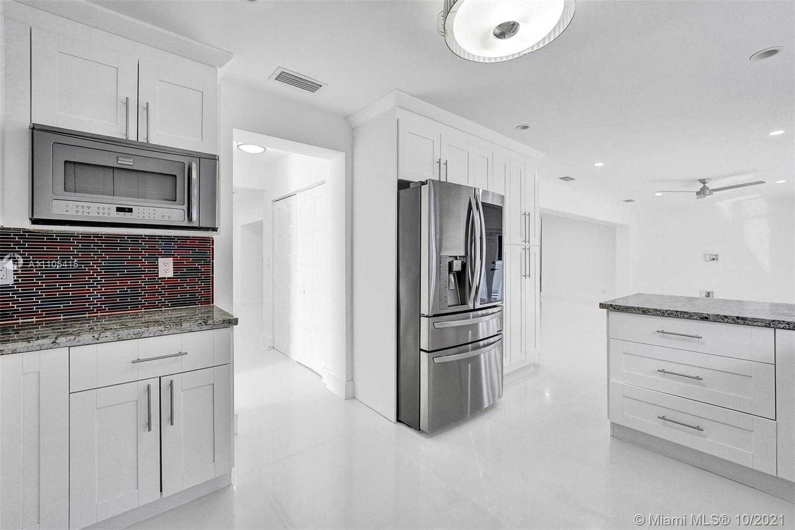 Small Image of 2140 ALAMANDA DR, North Miami Number 32